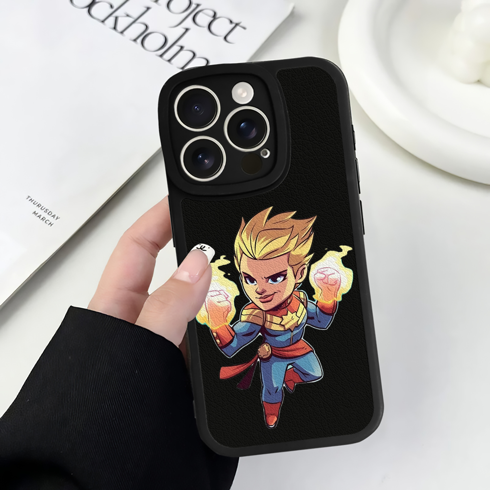 （画像用） アベンジャーズ The Avengers 【iPhone 16シリーズ対応】シリコンスマホケース（レザー調） 材質：シリコン